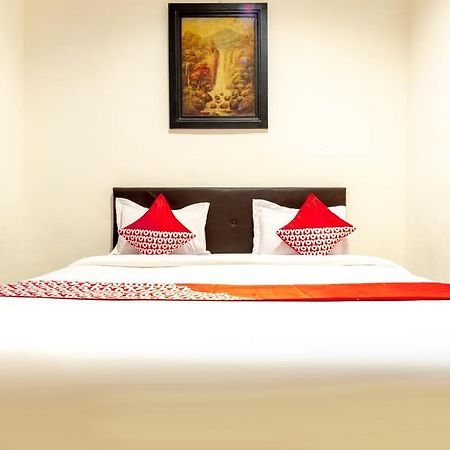 Oyo 1364 Pondok Wisata Istana XI Медан Экстерьер фото