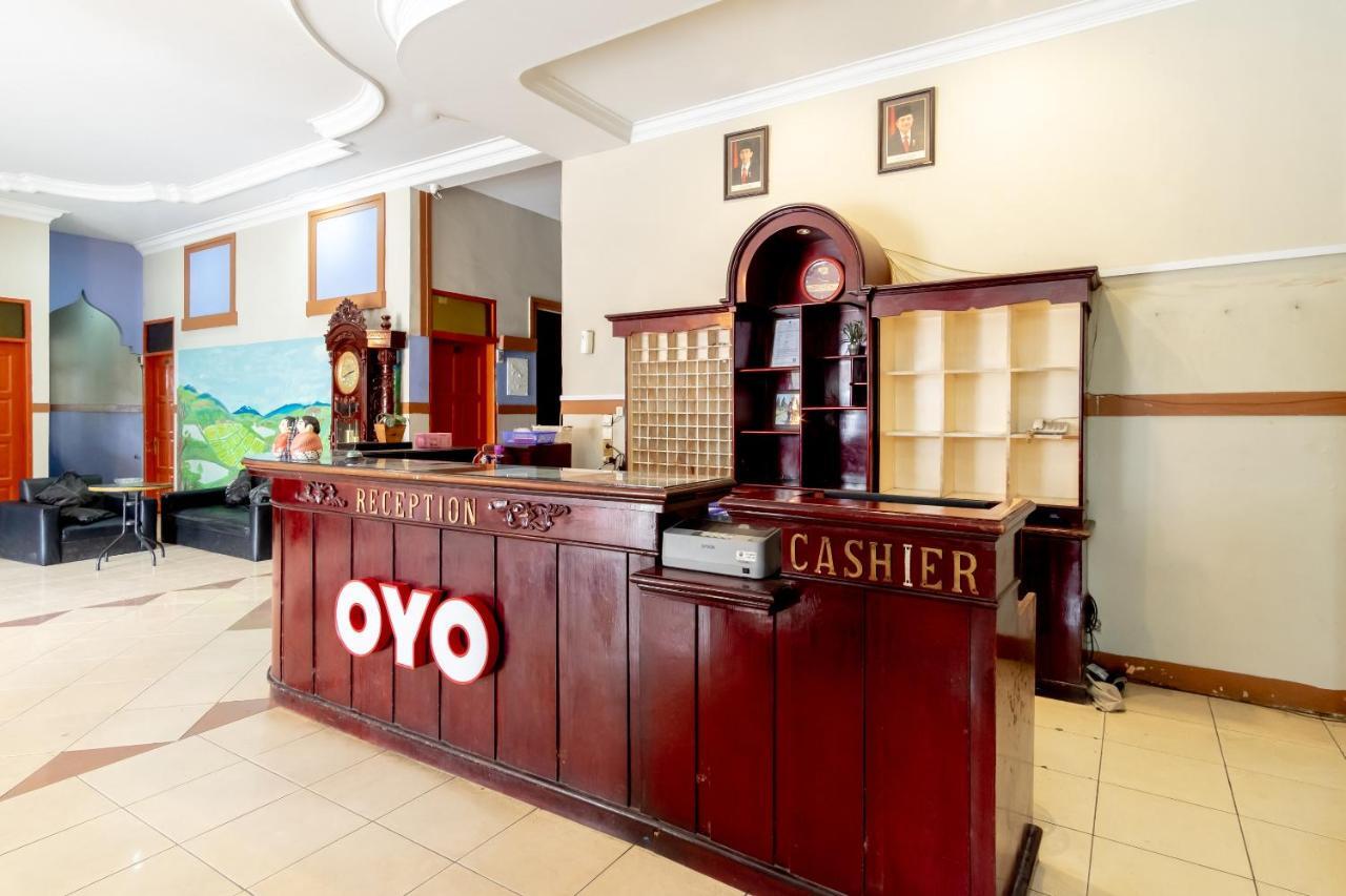 Oyo 1364 Pondok Wisata Istana XI Медан Экстерьер фото