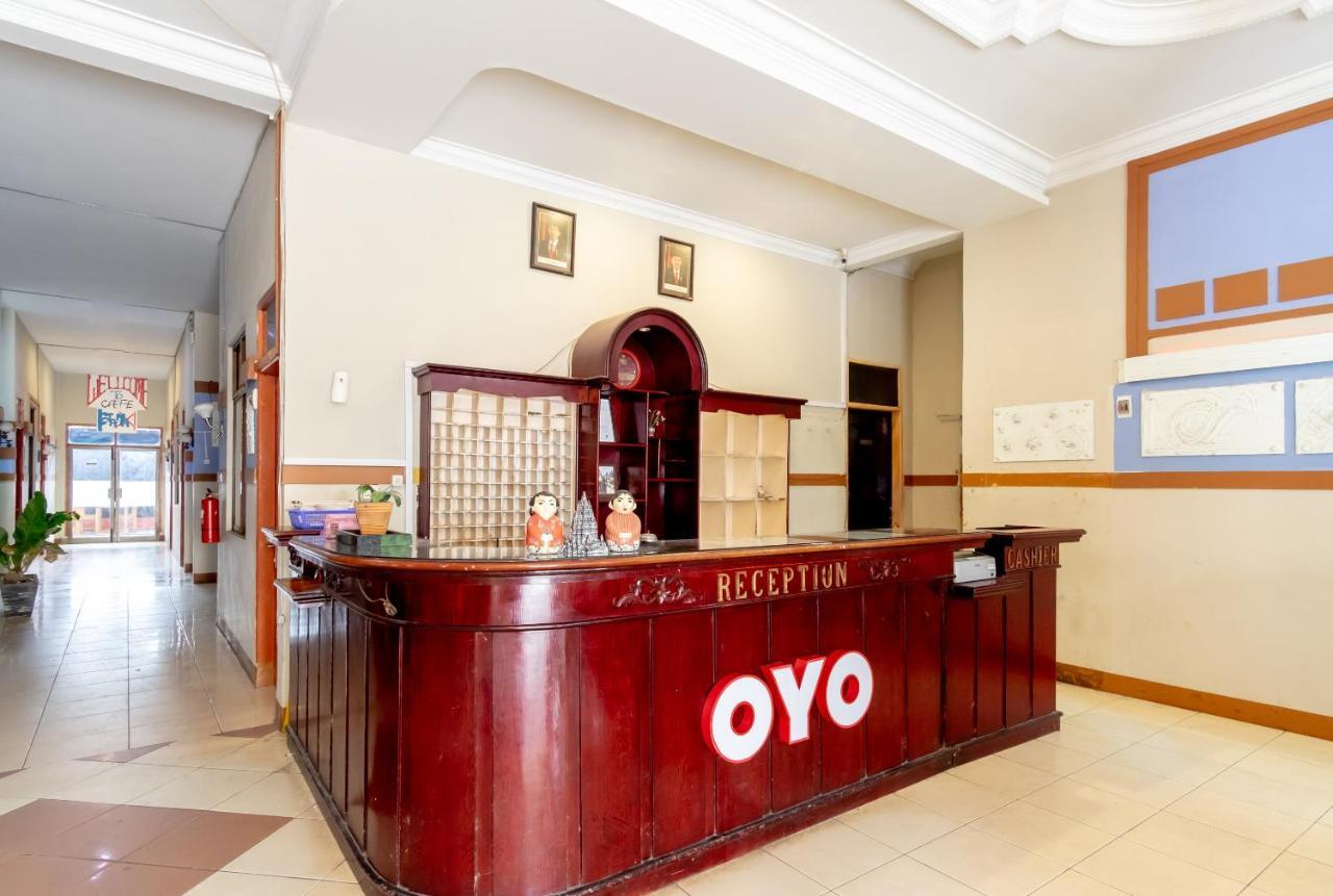 Oyo 1364 Pondok Wisata Istana XI Медан Экстерьер фото