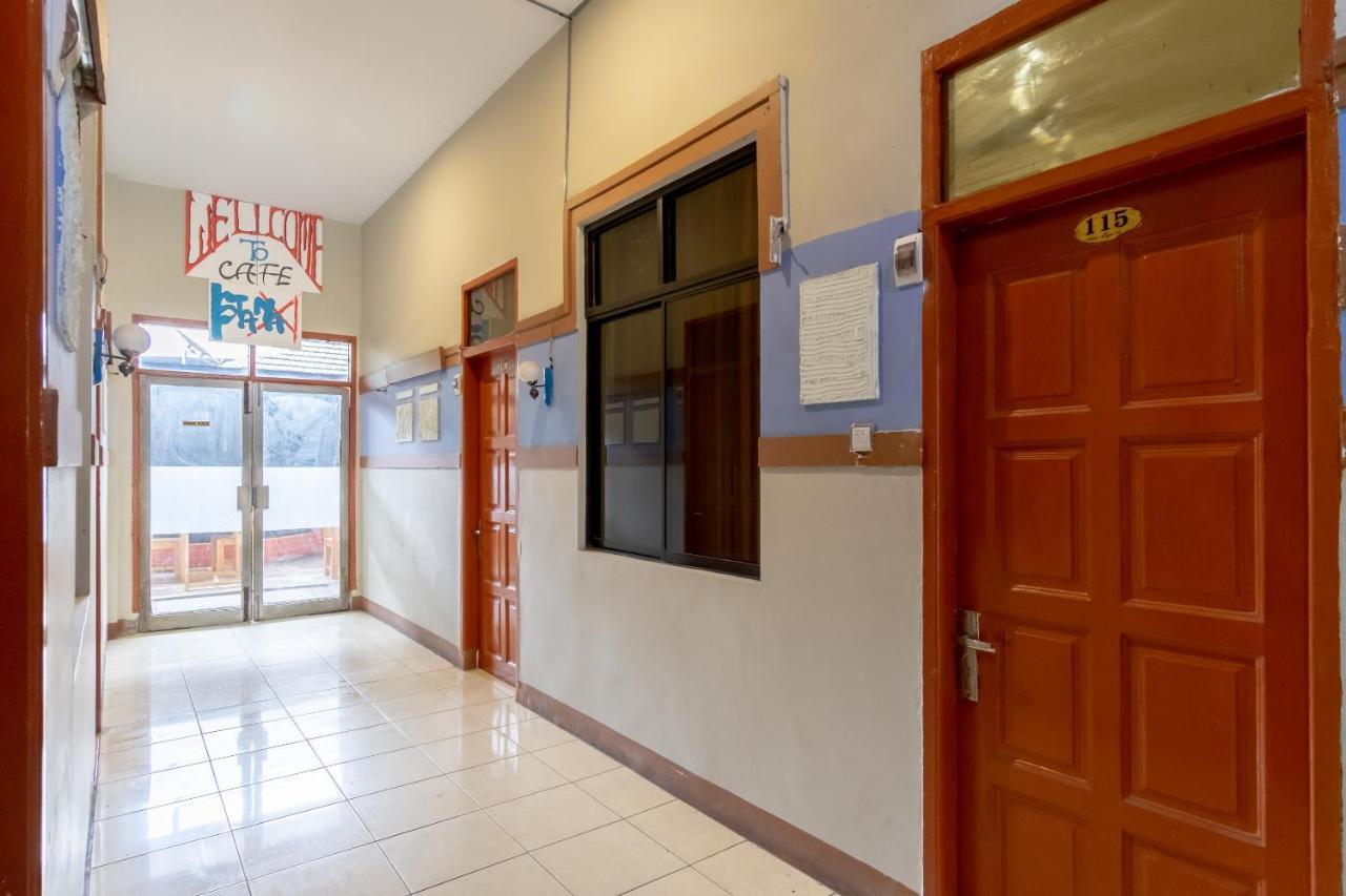 Oyo 1364 Pondok Wisata Istana XI Медан Экстерьер фото