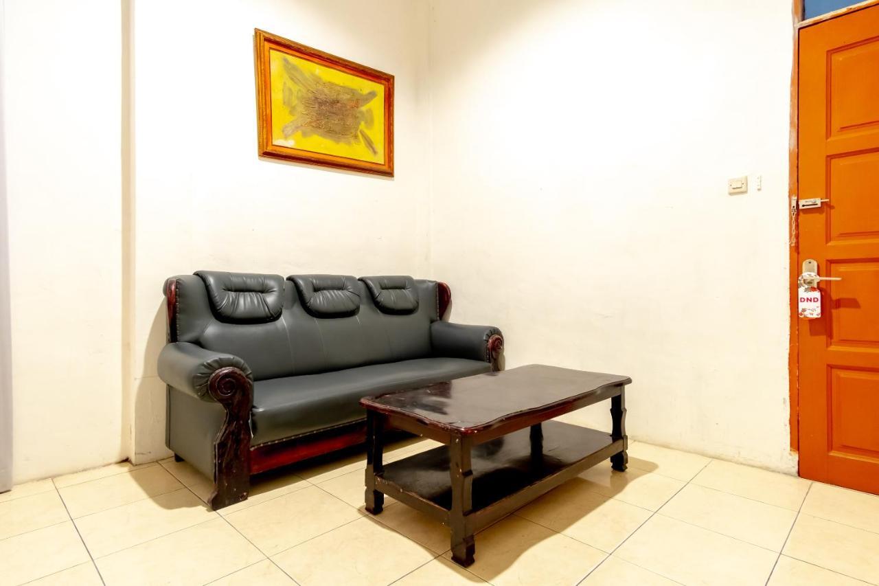 Oyo 1364 Pondok Wisata Istana XI Медан Экстерьер фото