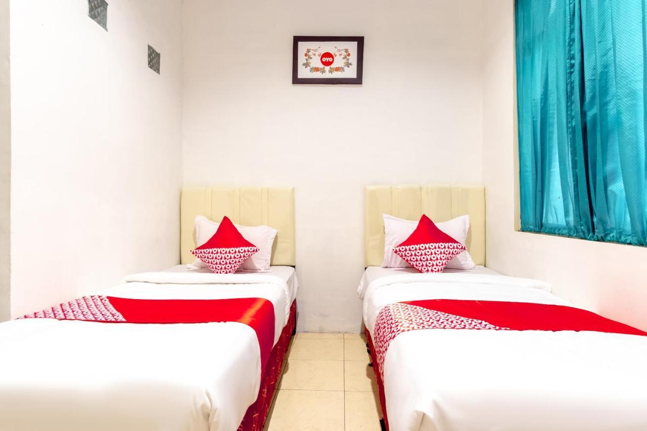 Oyo 1364 Pondok Wisata Istana XI Медан Экстерьер фото