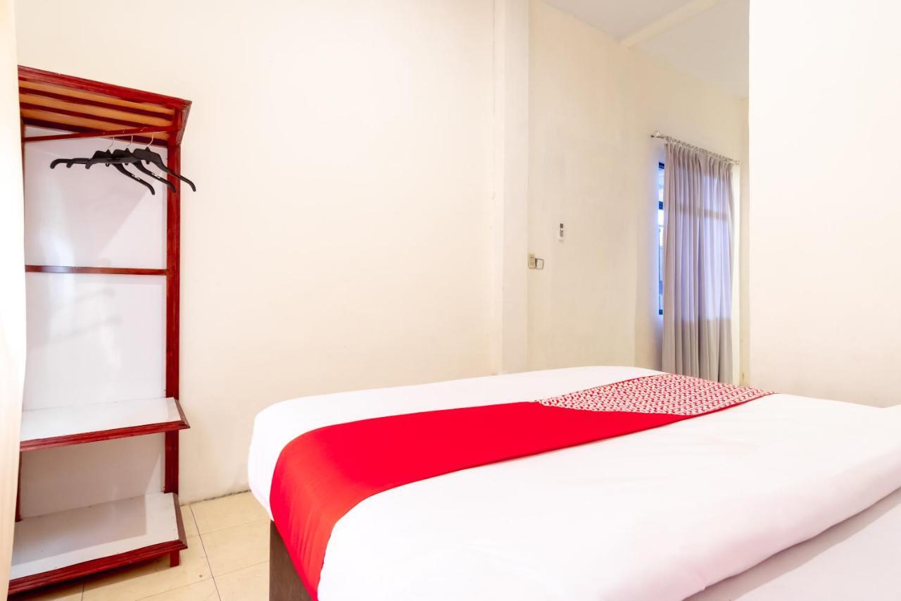 Oyo 1364 Pondok Wisata Istana XI Медан Экстерьер фото
